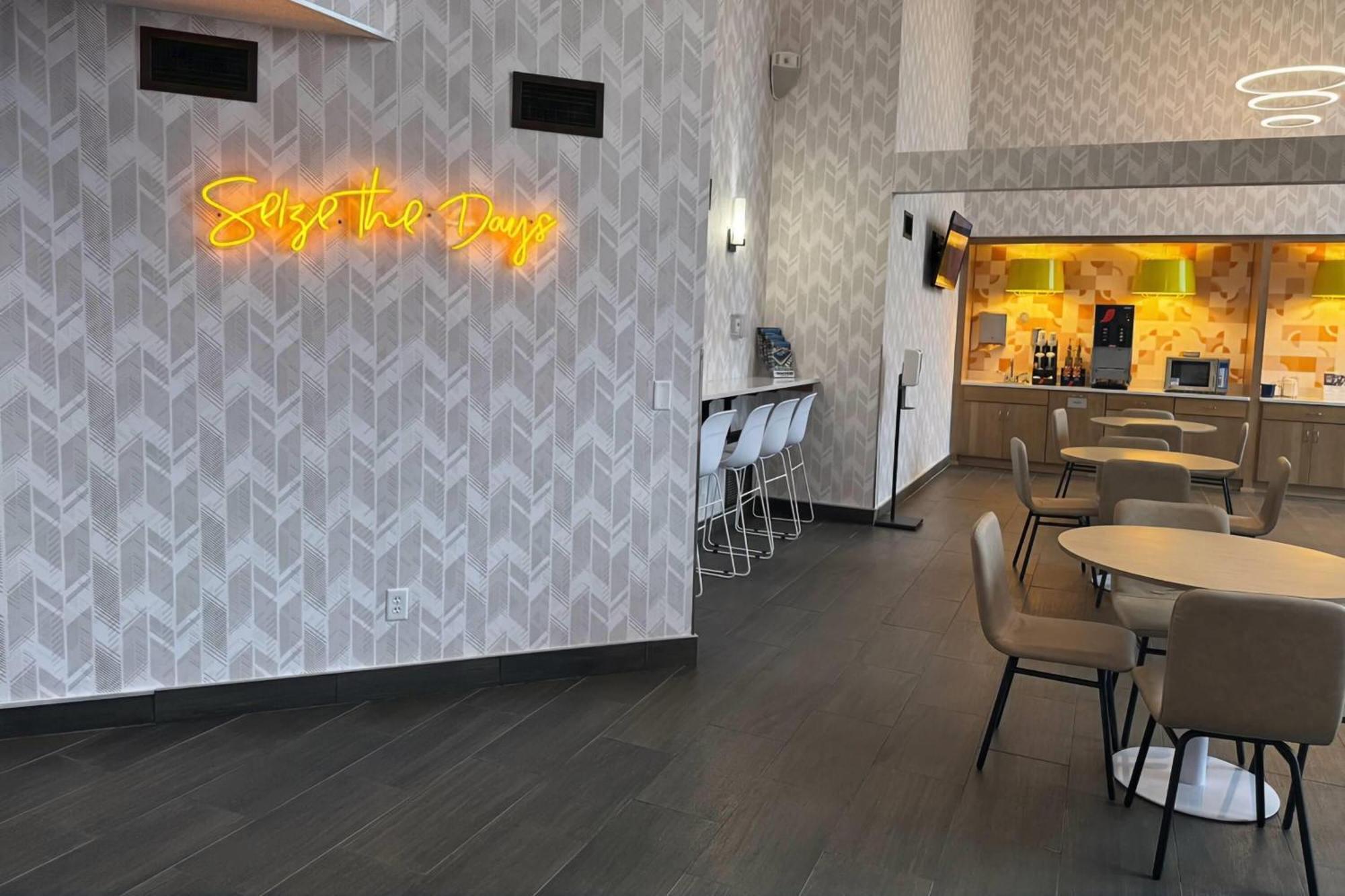 Days Inn & Suites By Wyndham ואוסאו מראה חיצוני תמונה