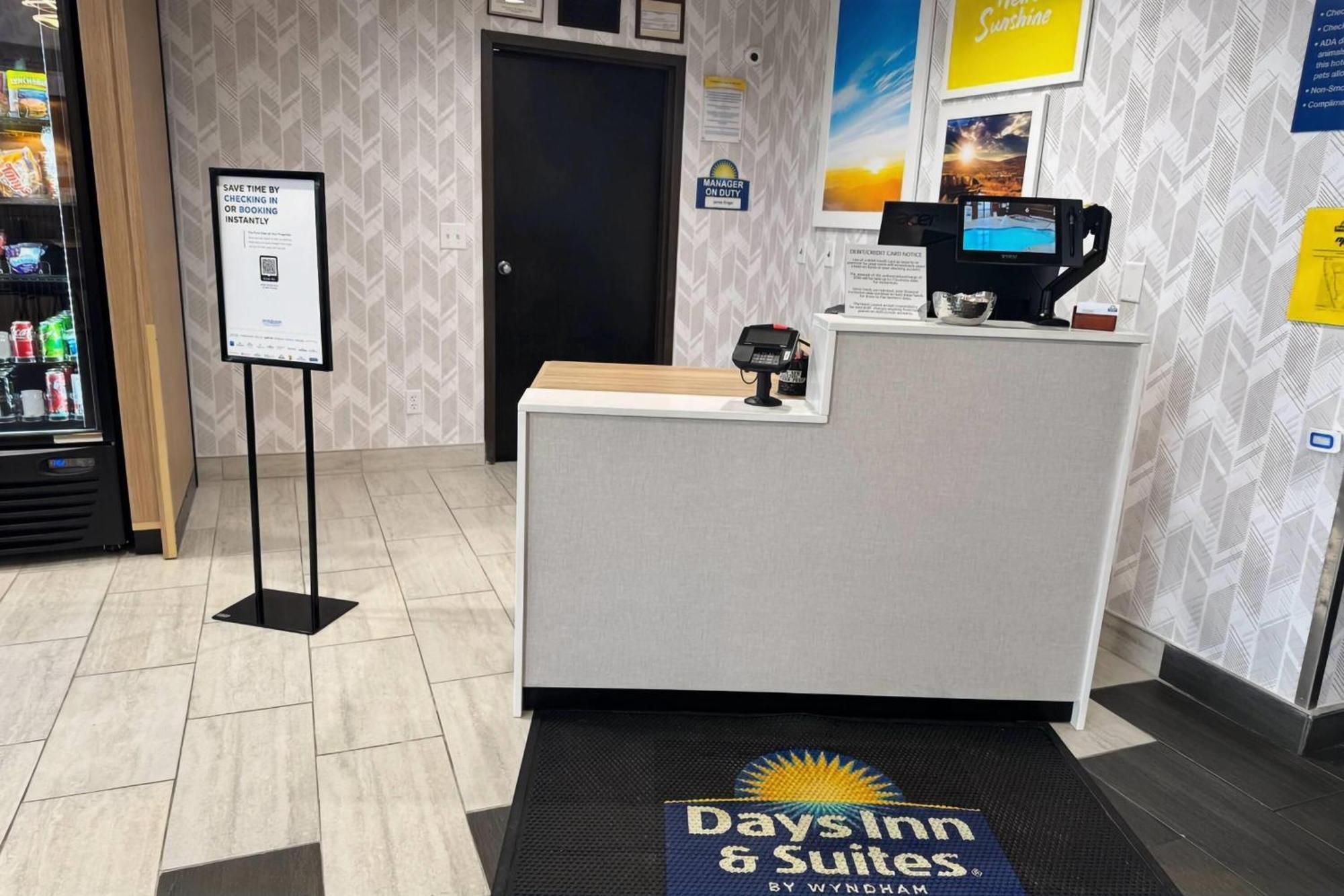 Days Inn & Suites By Wyndham ואוסאו מראה חיצוני תמונה